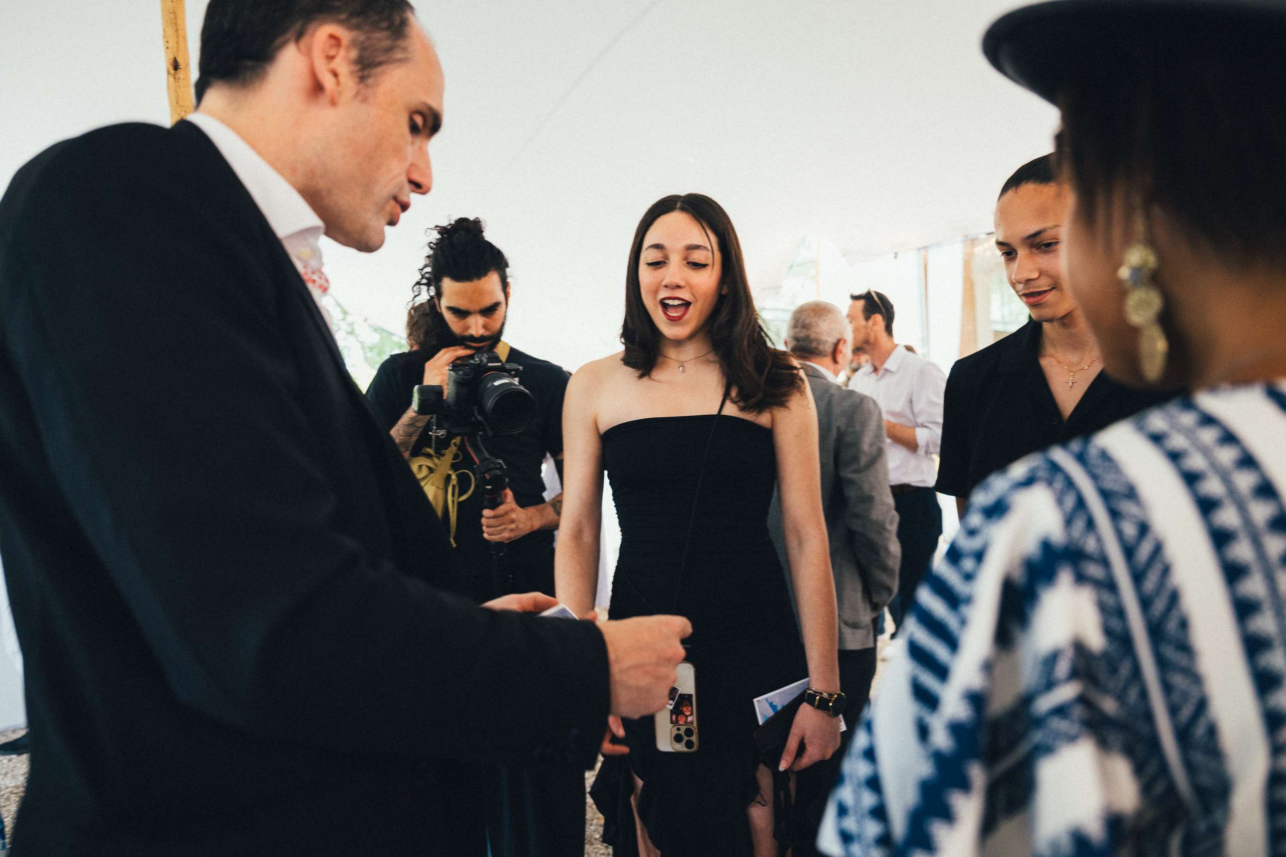 Benoît, magicien pour mariage à Paris, animation close-up lors d'un vin d'honneur