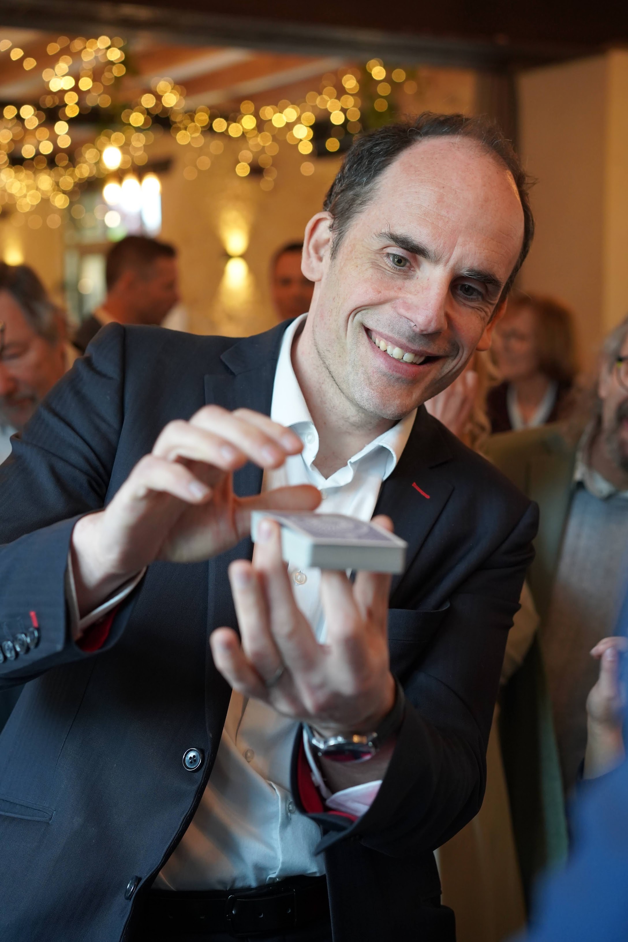 Benoît, magicien close-up, en animation lors d'un mariage à Paris