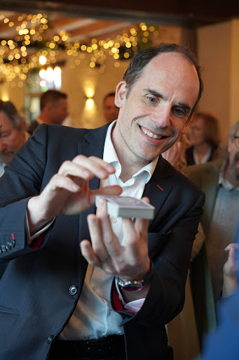 Benoît, magicien close-up, réalisant un tour de cartes lors d'un vin d'honneur de mariage à Paris